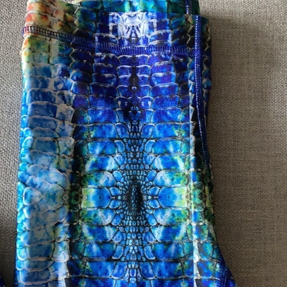 Terez NWOT Performance Legging in Multicolored Reptile Print. Size XS. - Picture 2 of 8